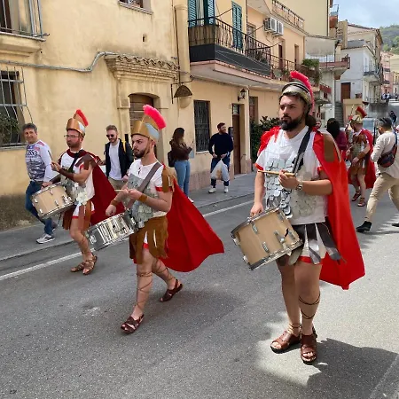 Slow Holidays In Calabria Tradizioni Eno-gastonomia Tra Borgo E Mare *